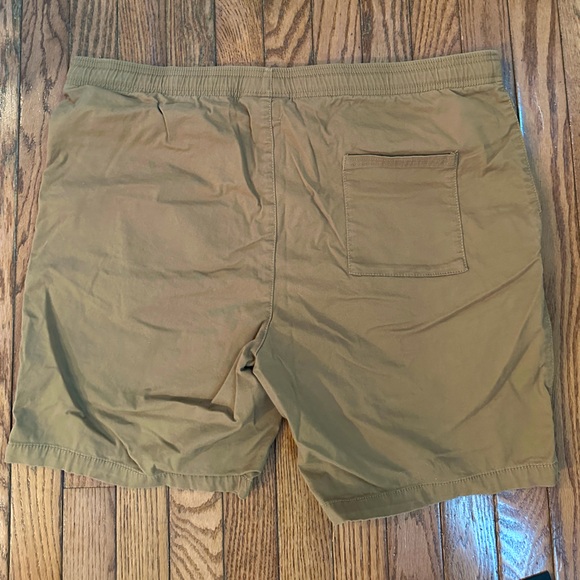 Mens khaki shorts - Picture 2 of 2